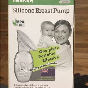 Aakaa Silicone Breast Pump - Clear and White
